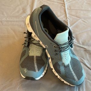 On Cloud sneakers women’s size 8.5